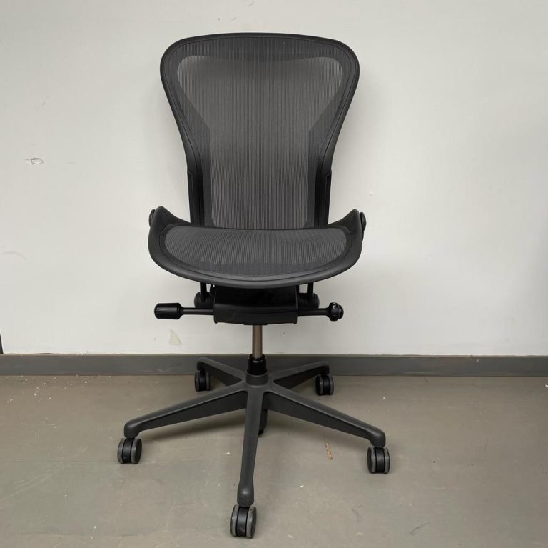 Herman Miller Aeron Remastered, No Arms, Size B Clear Workspace